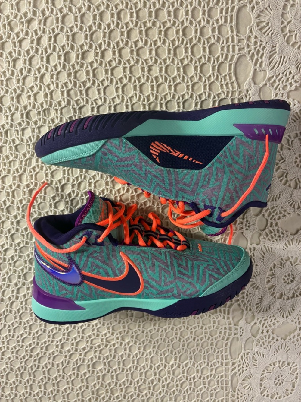 Nike Labron’s  Boys Low Top Athletic Sneakers US 7.5 Turquoise Purple Orange NEW